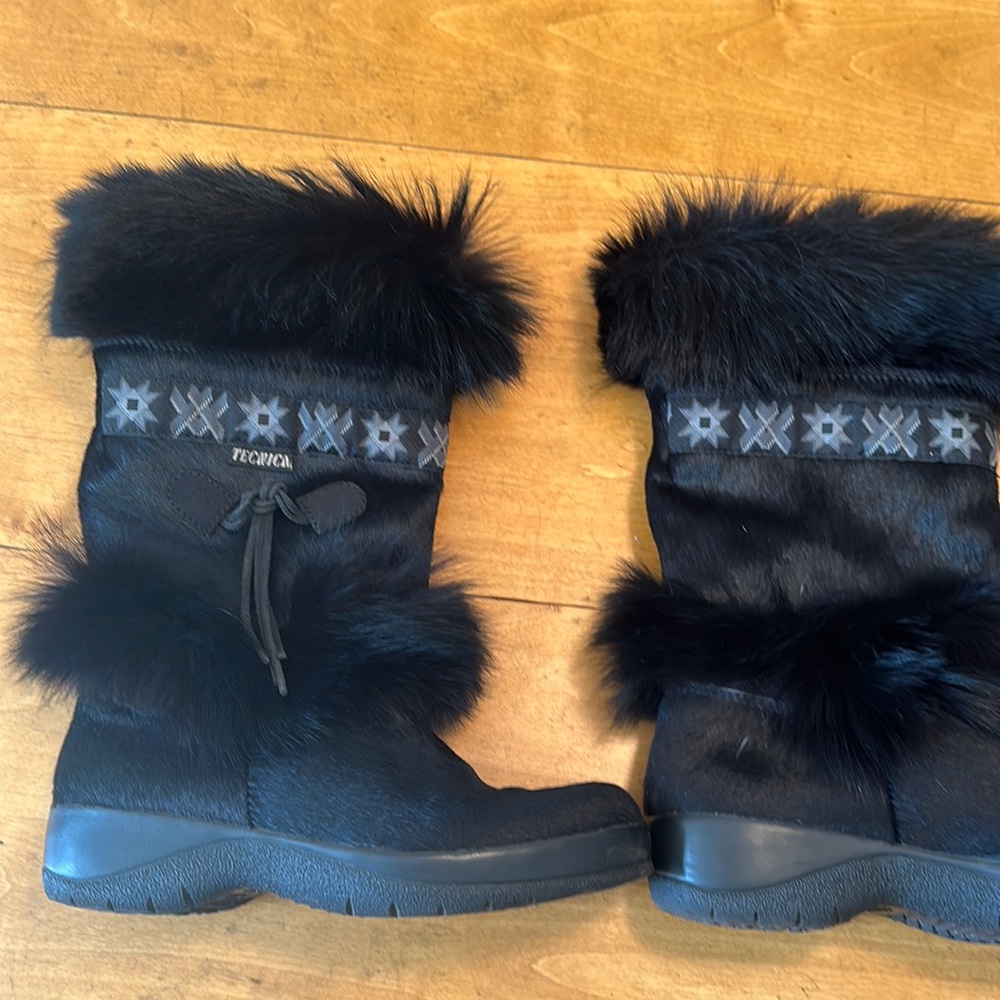 Like new condition Técnica bulk fur boots.  Very warm and beautiful sz 8